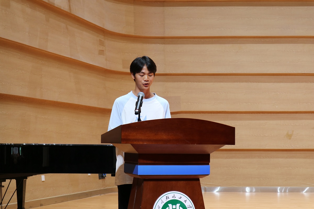 图4本科生代表徐谊发言.JPG
