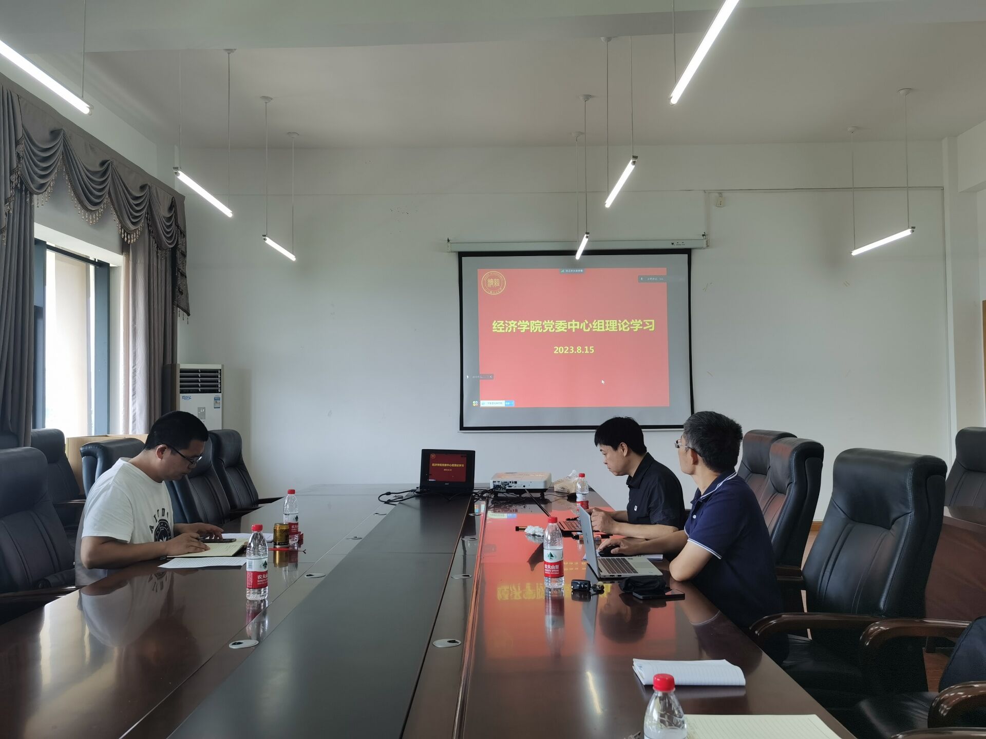8月 中心组学习图片.jpg
