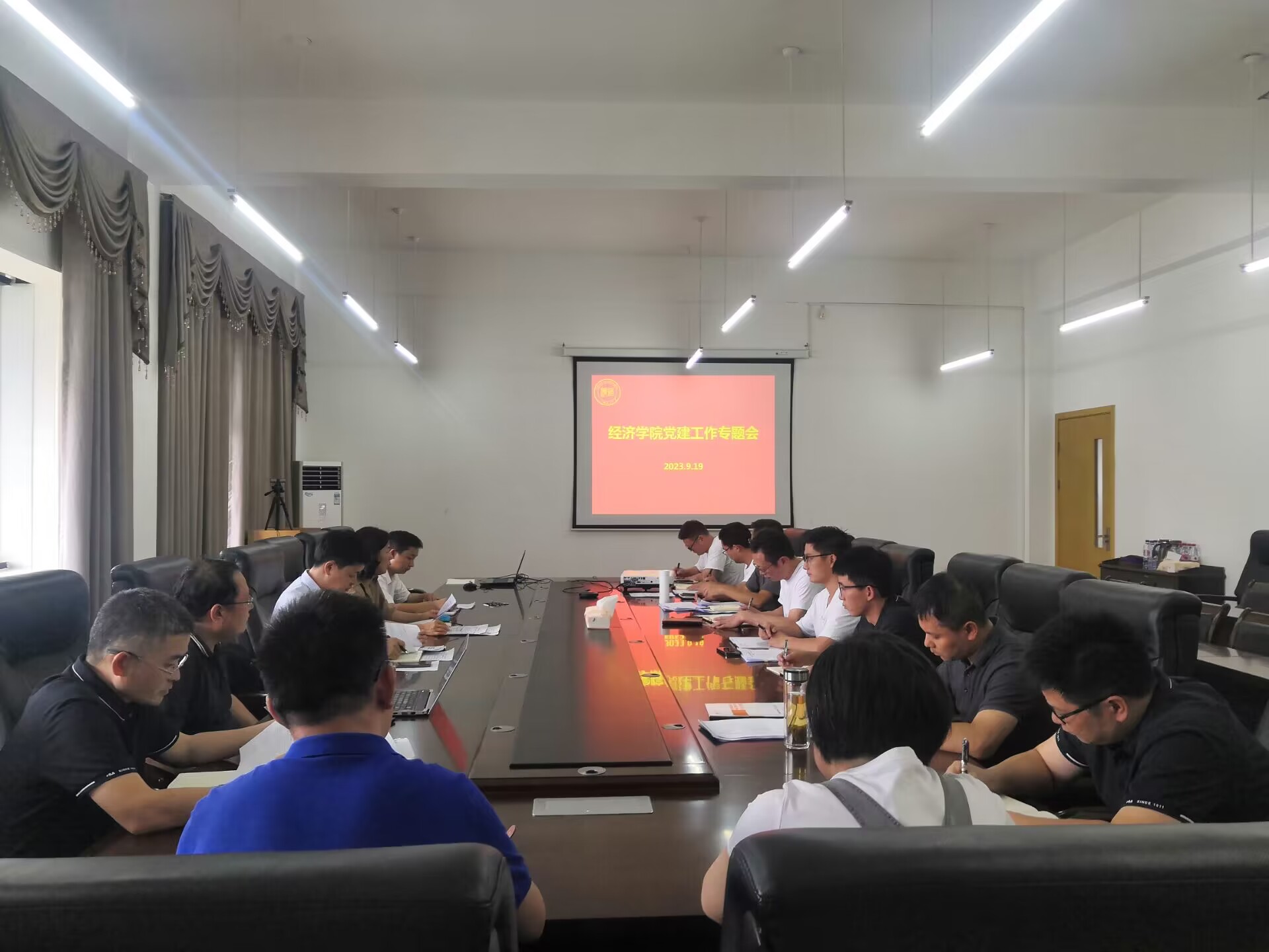 党建工作专题会图片.jpg