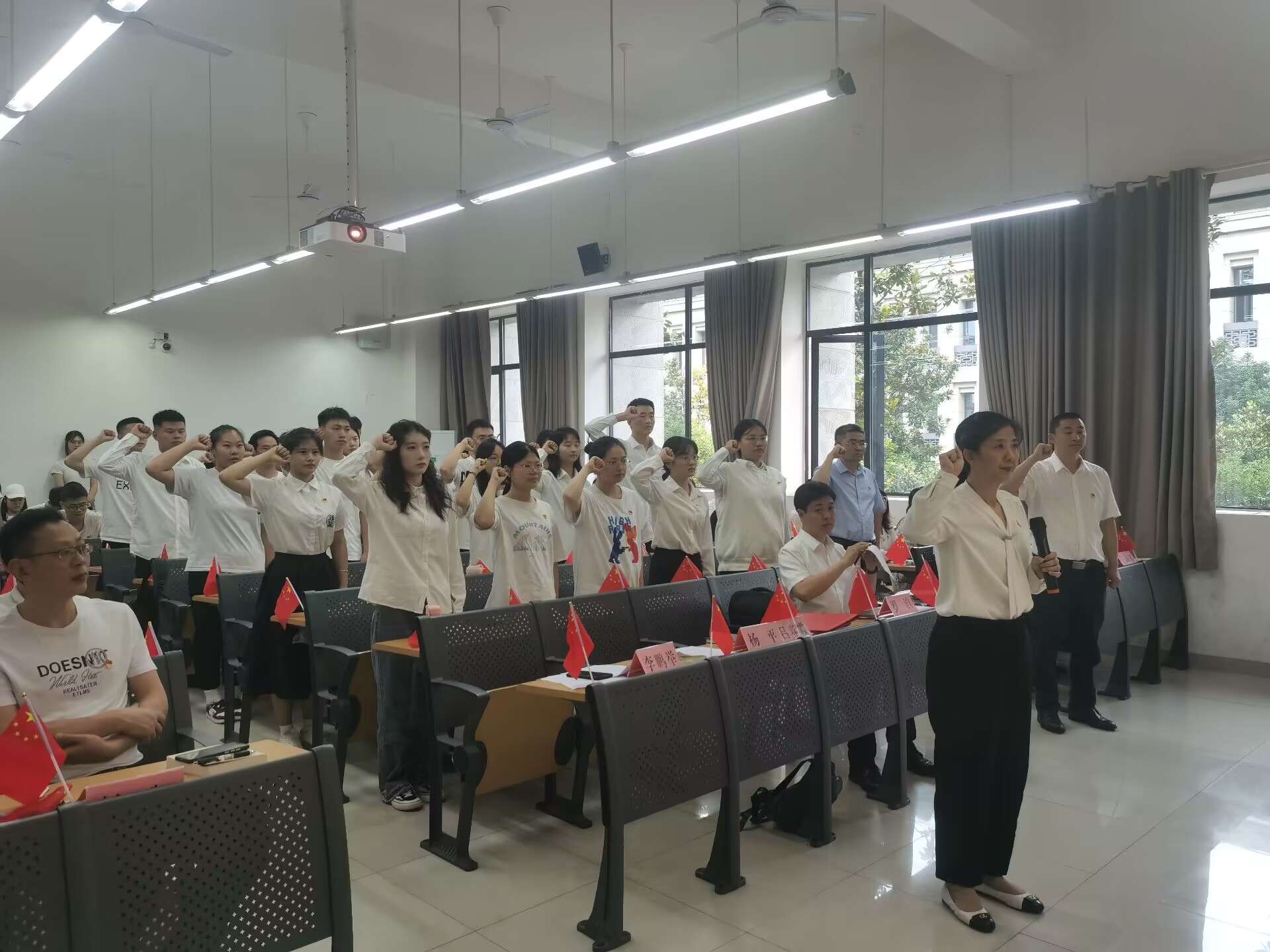 吕书记领誓照片.jpg