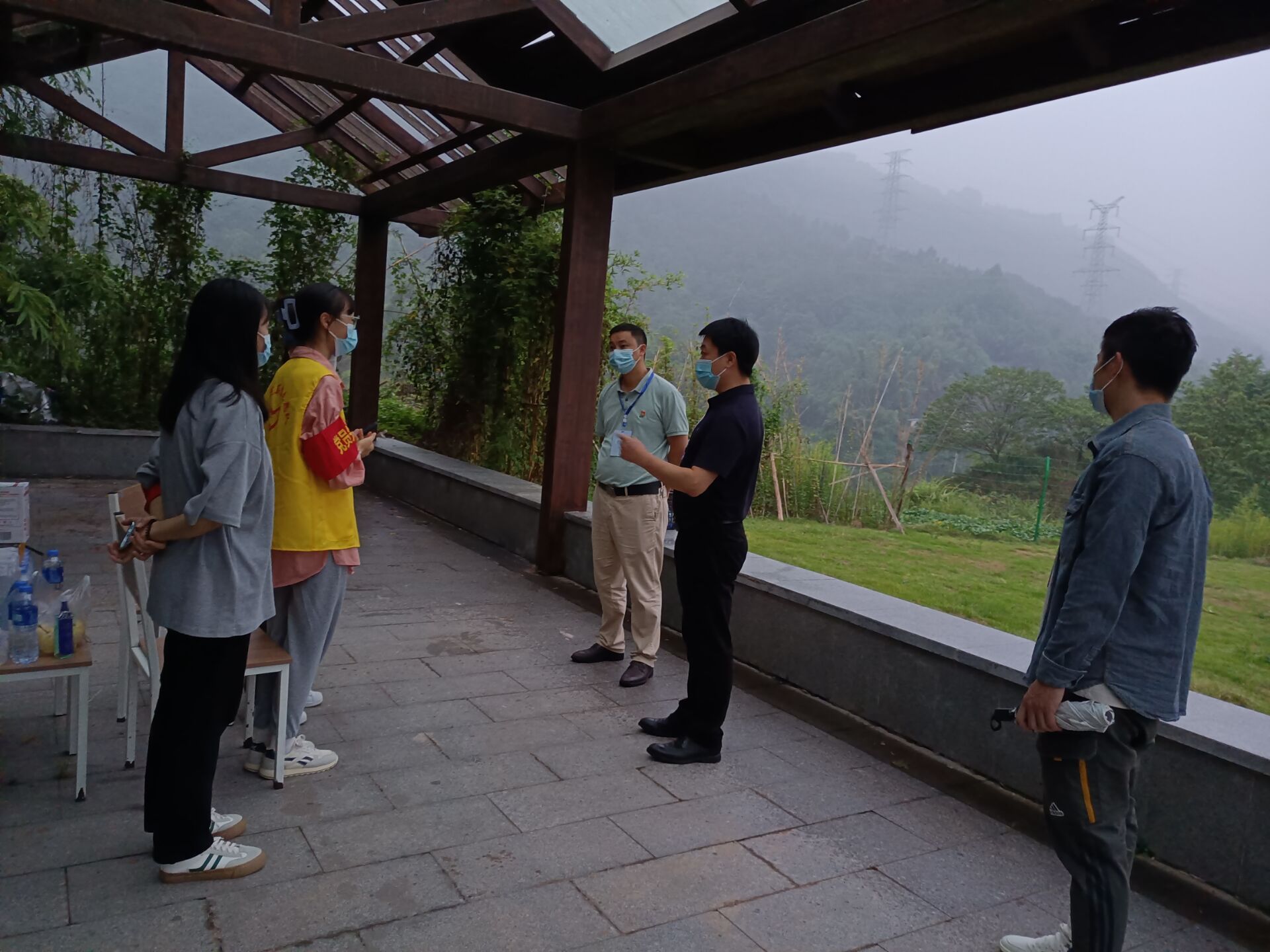 罗院、杨书记慰问值守点.jpg