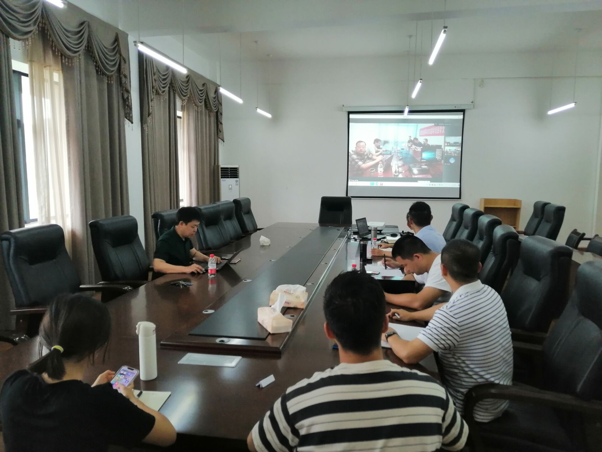二级中心组学习照片.jpg